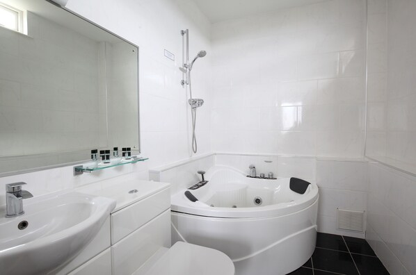 Habitación doble ejecutiva | Baño | Regadera, secadora de cabello, toallas 