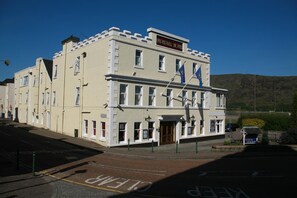Un bâtiment sur lequel on peut lire l’inscription « HÔTEL MIDDLETON ».