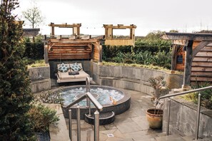 Couples treatment rooms, body treatments, hot stone massages