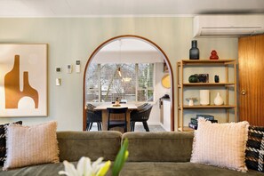 Casa, vista a la montaña | Área de sala de estar | Televisión de pantalla plana, Netflix y servicios de streaming 