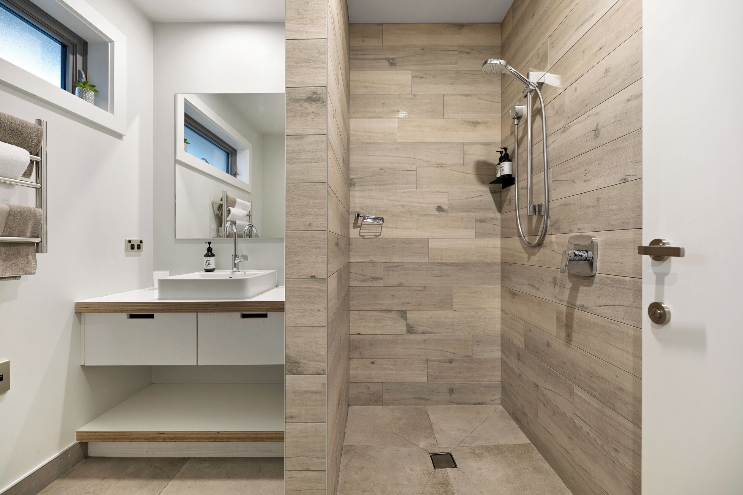 Deluxe Studio | Bathroom | Shower, free toiletries, hair dryer, towels