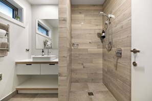 Estudio Deluxe | Baño | Regadera, amenidades de baño gratuitas, secadora de cabello, toallas 