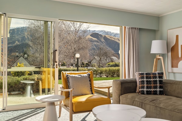 Mountain View Manor | Garden view