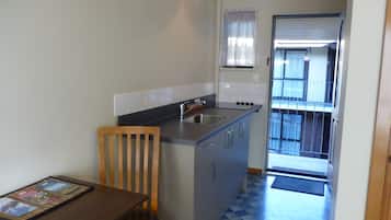 Studio, 1 King Bed | Private kitchen | Fridge, microwave, oven, coffee/tea maker