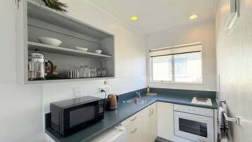 Studio | Private kitchen | Fridge, microwave, oven, stovetop