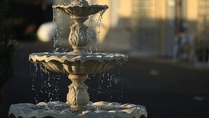 Una fuente de varios niveles con agua cayendo en cascada.