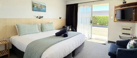 Caja de seguridad en la habitación y espacio para trabajar con laptop