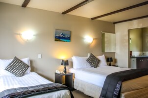 Studio Klasik (1 Queen & 1 Single Bed) | Meja kerja, setrika/meja setrika, Wi-Fi gratis, dan seprai linen