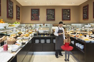 Café da manhã com buffet grátis todos os dias