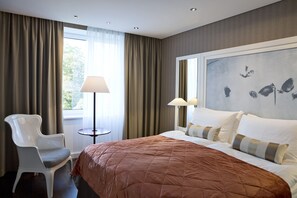 ห้องคลาสสิก, เตียงใหญ่ 1 เตียง | เครื่องนอนระดับพรีเมียม, ผ้านวมขนเป็ด, เตียงพร้อมฟูกเสริมที่นอน