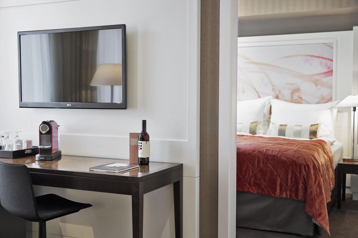 Suite, 1 Double Bed (Living Room) | Premium bedding, down comforters, pillowtop beds, minibar