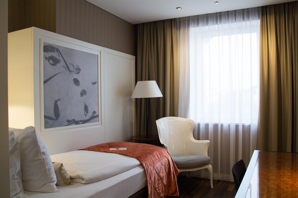 Business Room, 1 Twin Bed, Refrigerator | Premium bedding, down comforters, pillowtop beds, minibar