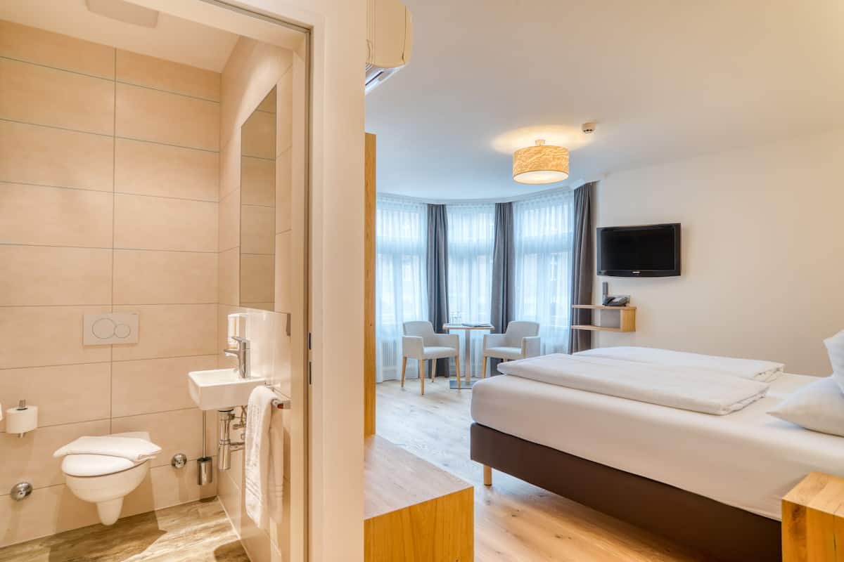 1 kamar tidur, seprai antialergi, brankas, dan meja kerja