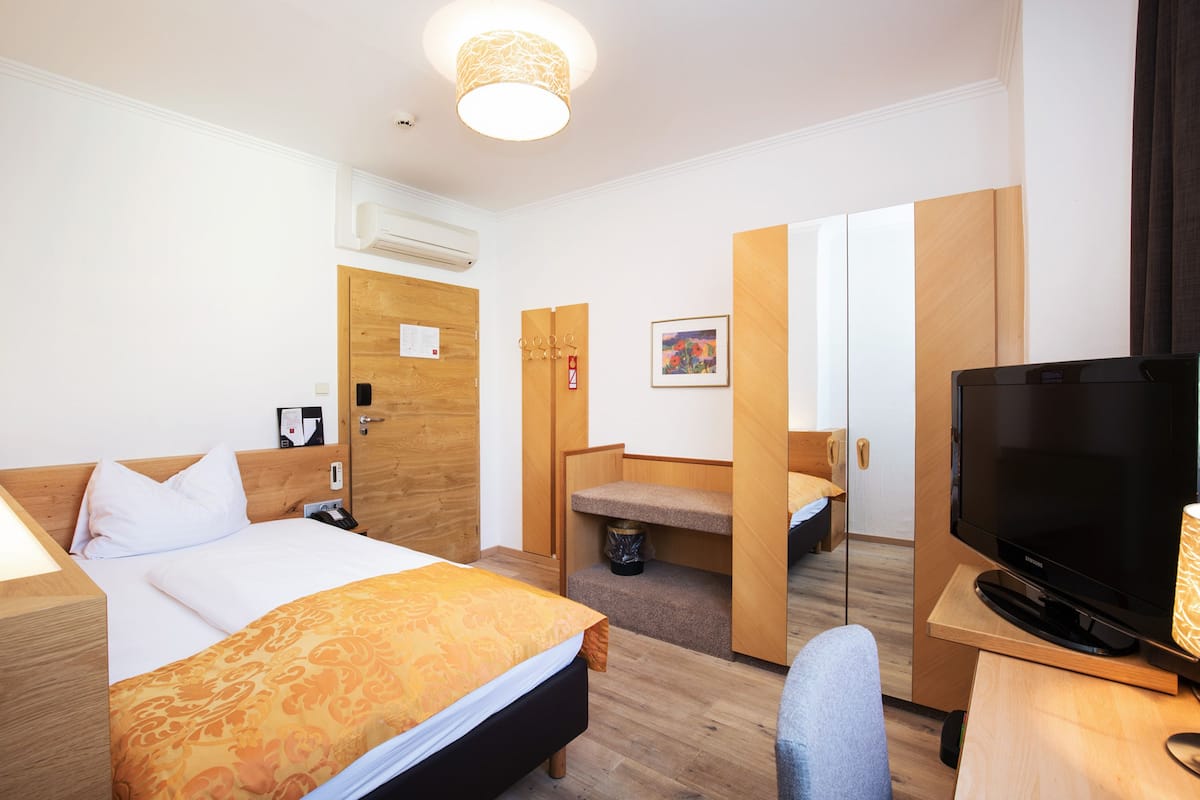 Kamar Single | 1 kamar tidur, seprai antialergi, brankas, dan meja kerja