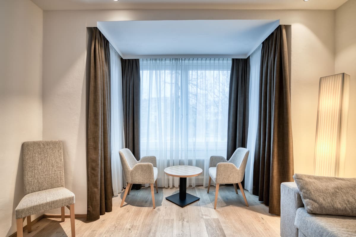 1 kamar tidur, seprai antialergi, brankas, dan meja kerja