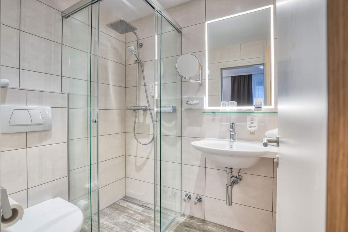 Perlengkapan mandi gratis, pengering rambut, jubah mandi, dan sandal