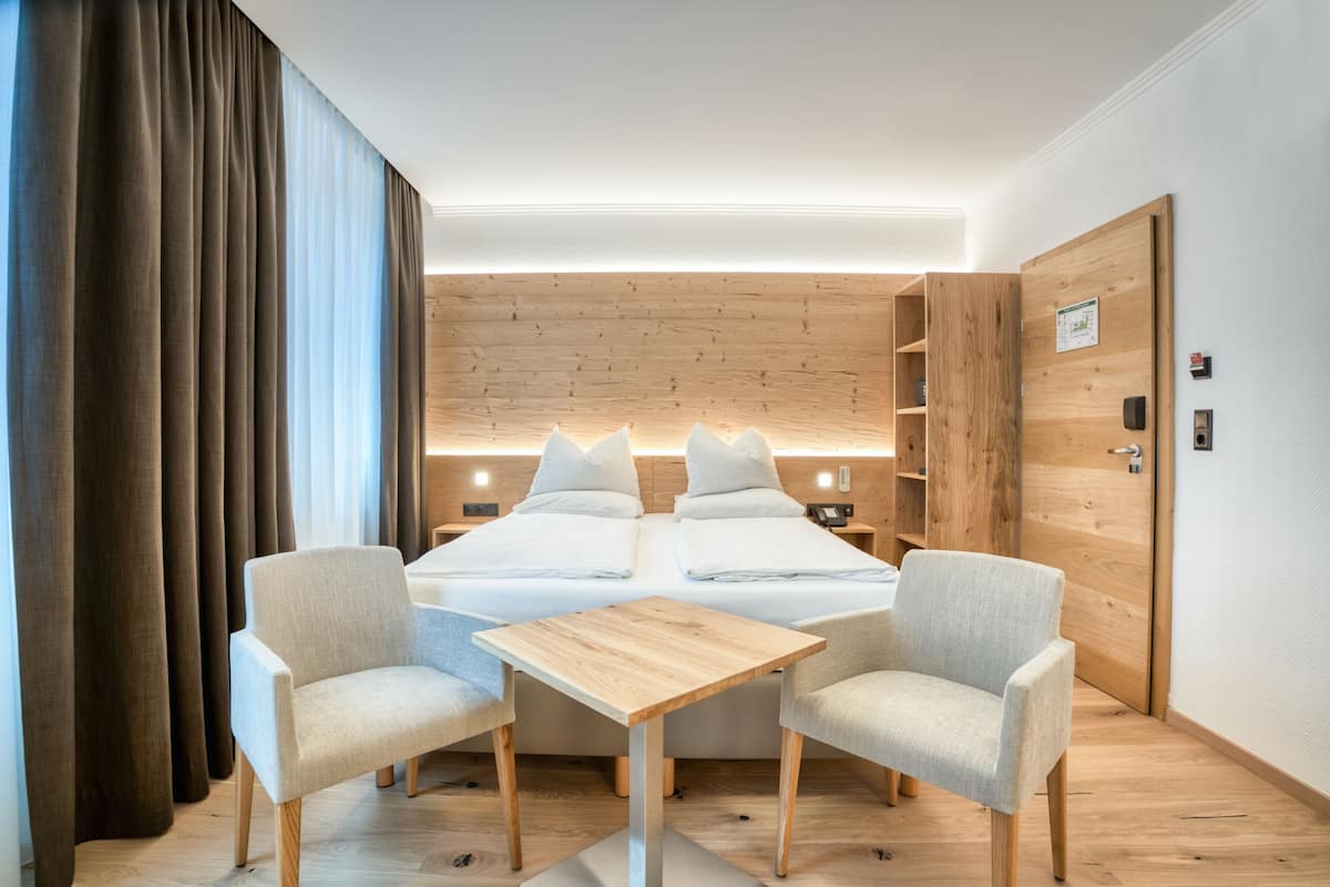 double room | 1 bedroom, hypo-allergenic bedding, in-room safe, desk