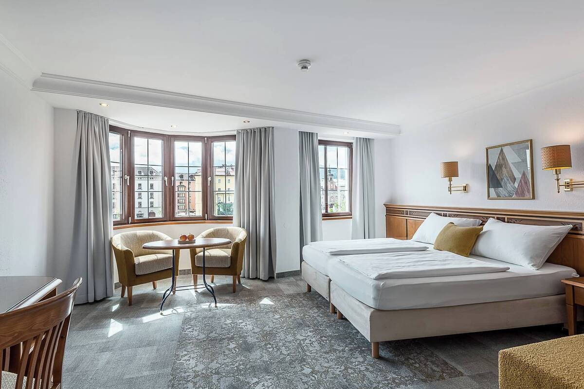 Hypo-allergenic bedding available, in-room safe, desk, laptop workspace