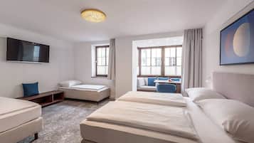 Family Room | Ropa de cama hipoalergénica y caja de seguridad en la habitación