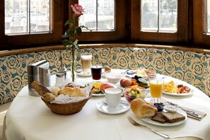 Free daily buffet breakfast