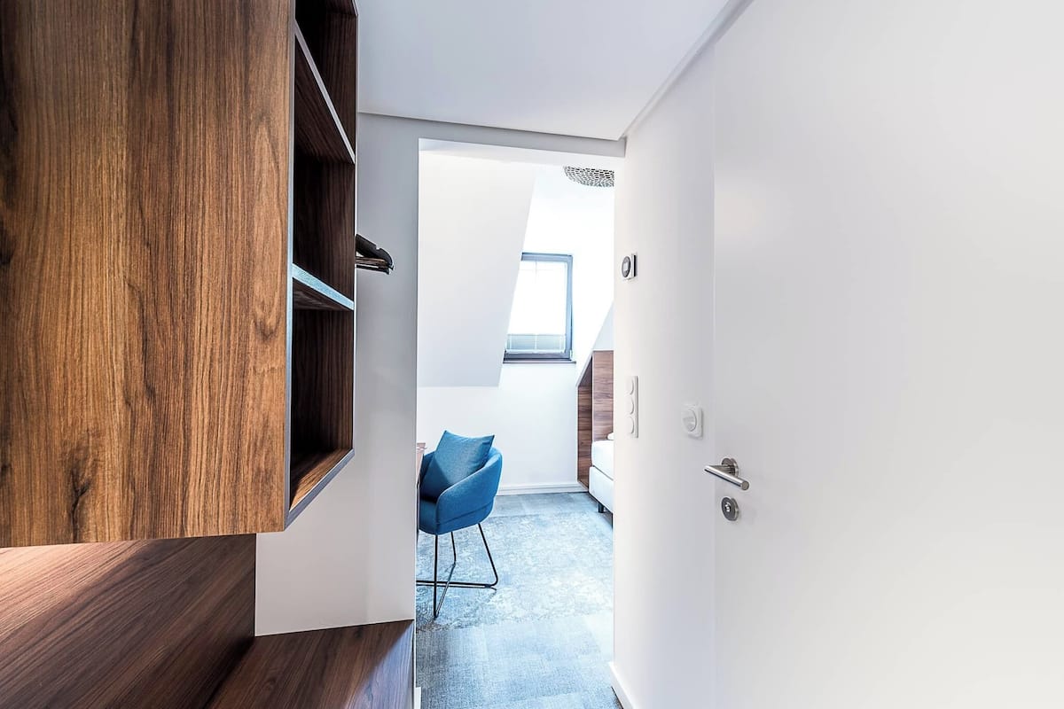 Habitación individual | Ropa de cama hipoalergénica y caja de seguridad en la habitación
