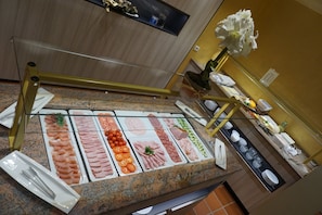 Free buffet breakfast  - Hotel Neue Post (Innsbruck)