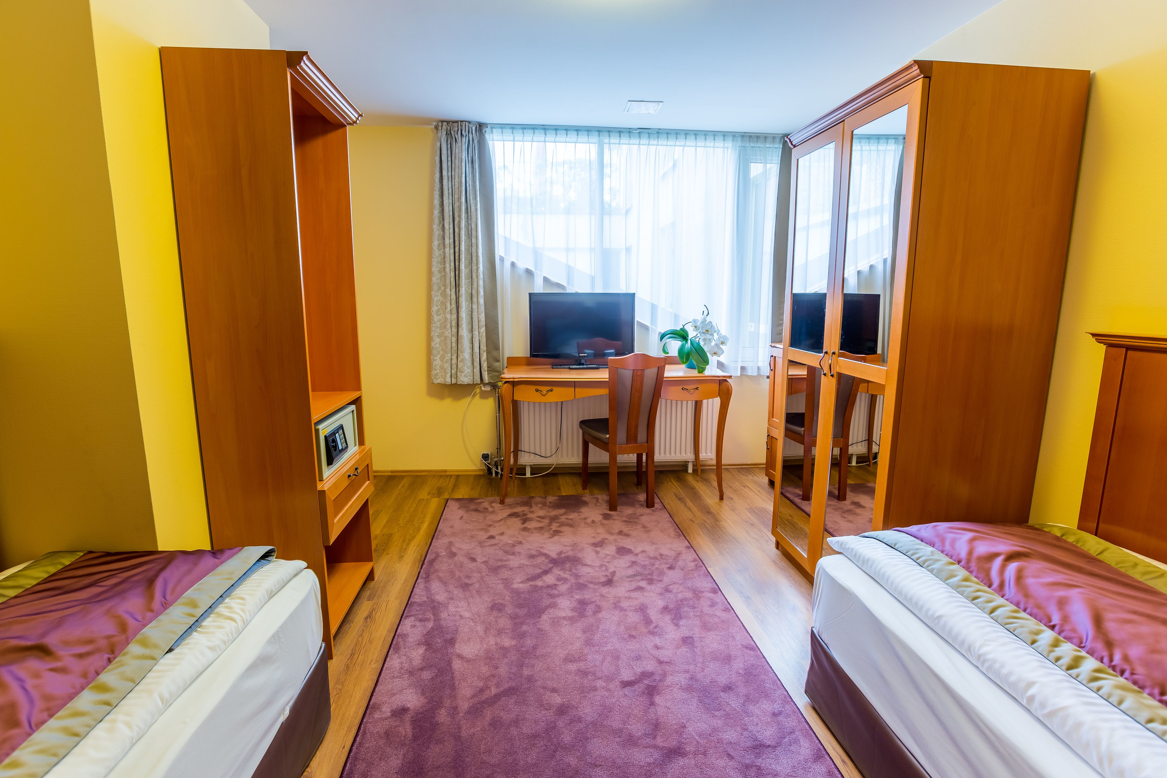 standard room without air-conditioning, 2 twin beds, accessible | free wifi, bed sheets