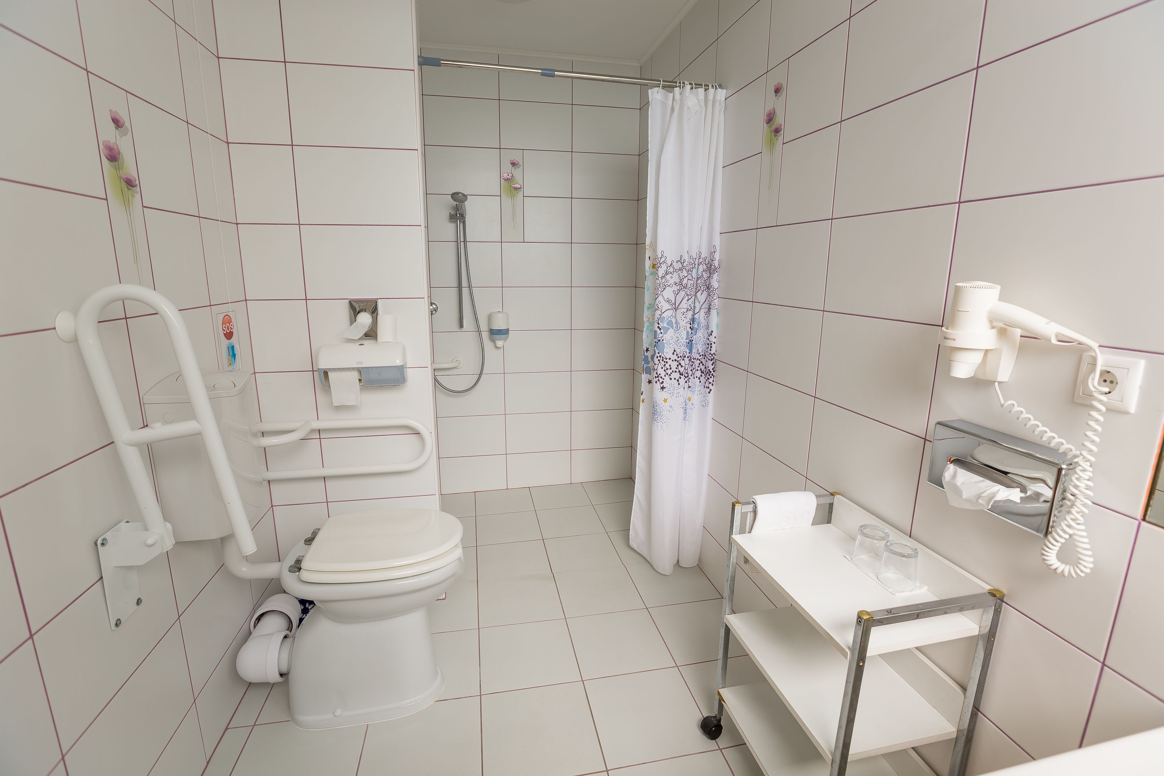 standard room without air-conditioning, 2 twin beds, accessible | bathroom | shower, hair dryer, towels