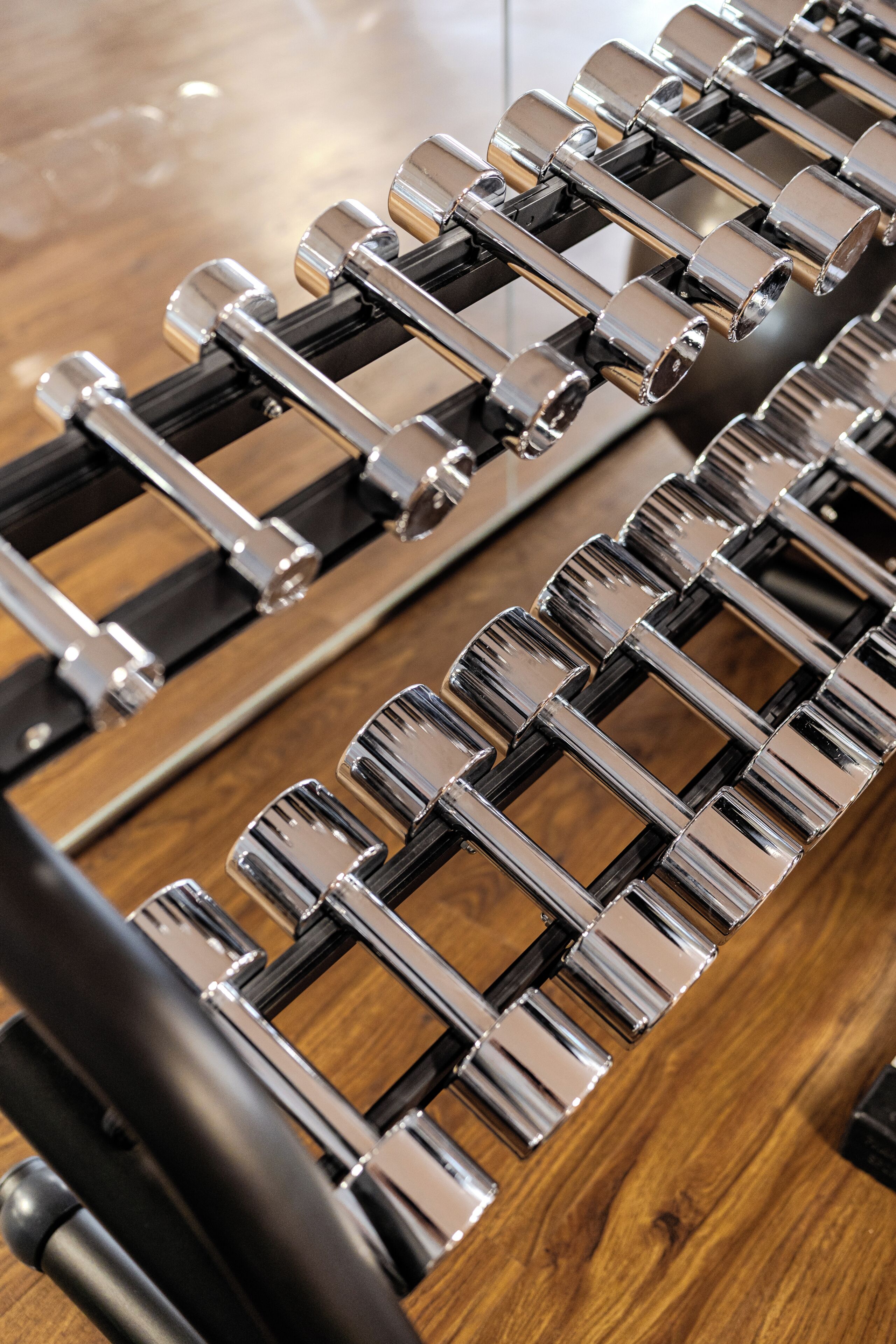 Un primo piano di una struttura metallica, intrecciata, probabilmente parte di un mobile o di un macchinario.