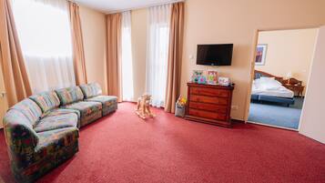 Family Suite | 1 bedroom, free WiFi, bed sheets