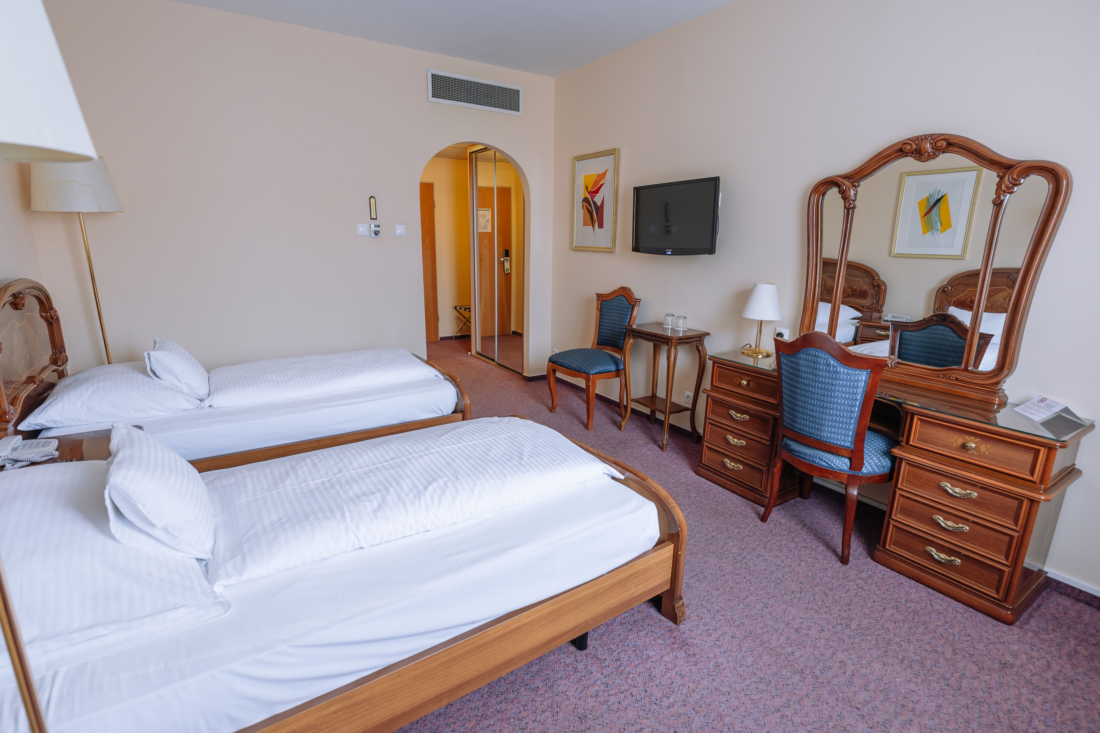 business twin room with air-conditioning | free wifi, bed sheets