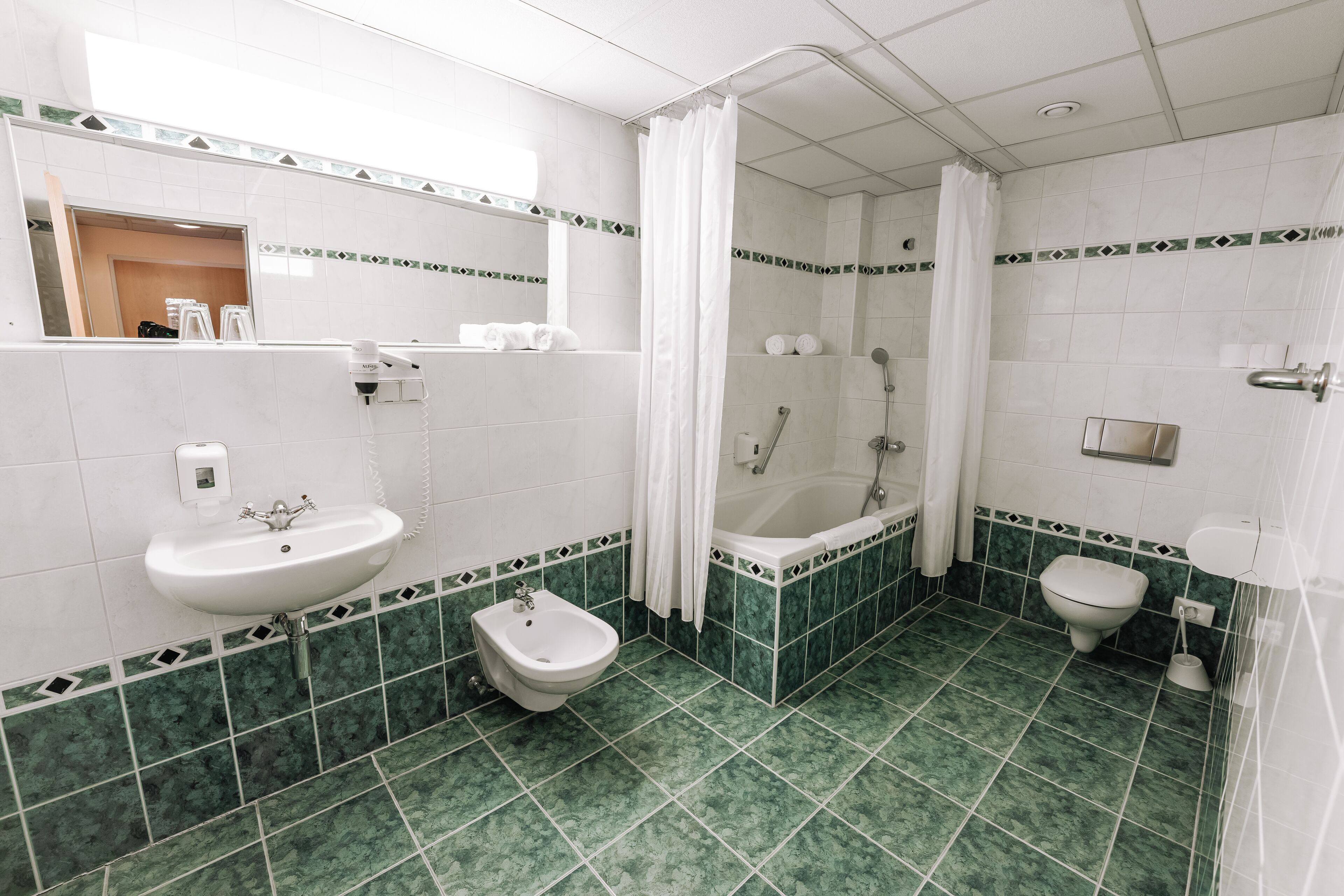 junior room | bathroom | shower, hair dryer, towels