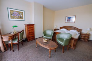 Panorama-Zimmer, Veranda, Stadtblick | Wohnbereich