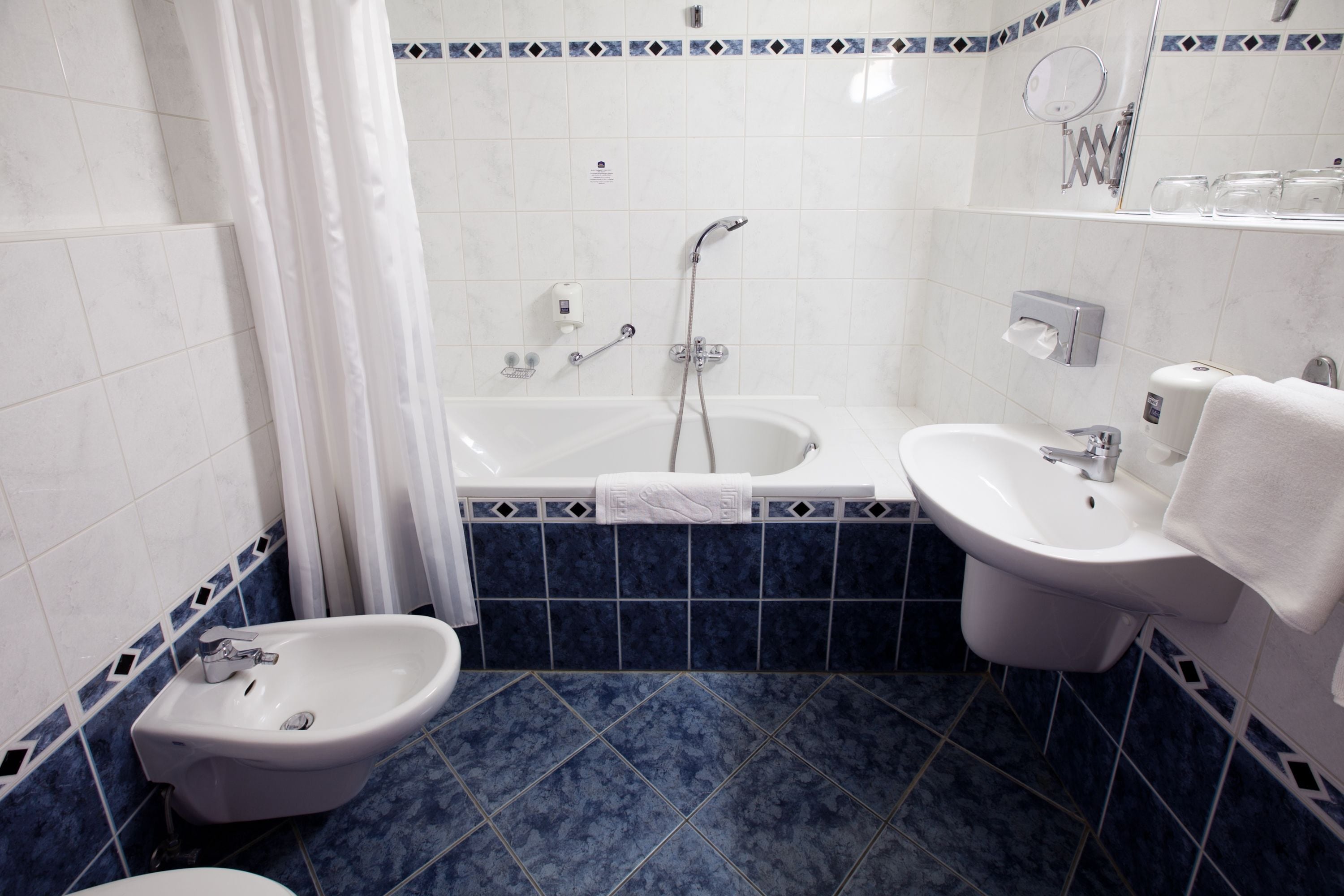 business twin room with air-conditioning | bathroom | shower, hair dryer, towels