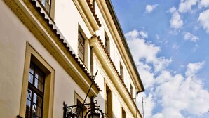 A cobblestone street with a bar and a hotel. - Pytloun Old Armoury Hotel Prague (Prague)