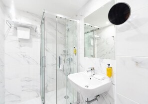 Deluxe Quadruple Room | Bathroom | Shower, free toiletries, hair dryer, towels - Pytloun Old Armoury Hotel Prague (Prague)