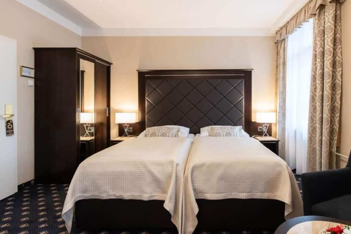 Hypo-allergenic bedding, minibar, in-room safe, desk
