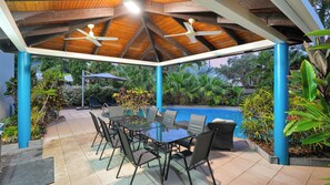 تناول الطعام بالخارج