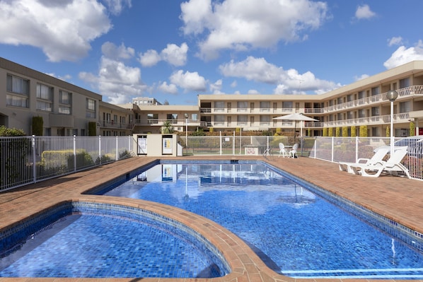Una piscina al aire libre