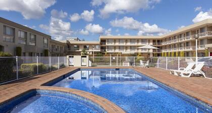 Central Motel & Apartments, Signature