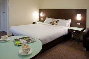 Minibar, in-room safe, desk, laptop workspace - Central Motel & Apartments, Signature (Queanbeyan)