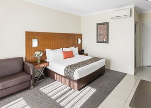 Minibar, in-room safe, desk, laptop workspace - Central Motel & Apartments, Signature (Queanbeyan)