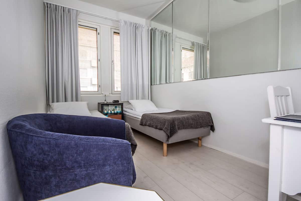 Ropa de cama hipoalergénica, minibar y escritorio