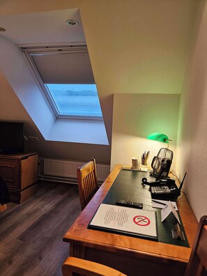 Standardzimmer, 1 Einzelbett, Nichtraucher | Allergikerbettwaren, Minibar, Schreibtisch