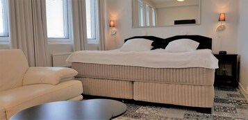 Ropa de cama hipoalergénica, minibar y escritorio 