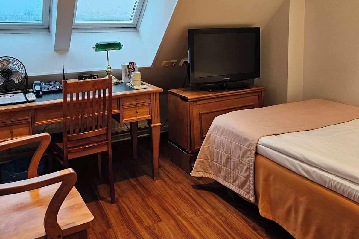 Hypo-allergenic bedding available, minibar, desk, laptop workspace