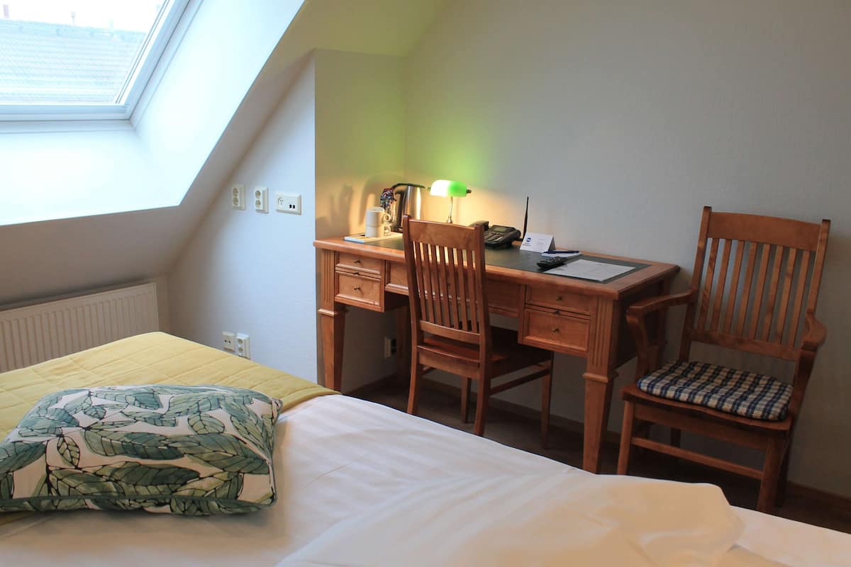 Ropa de cama hipoalergénica, minibar y escritorio