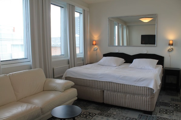 Habitación estándar, 1 cama King size, para no fumadores, sauna | Ropa de cama hipoalergénica, minibar y escritorio 