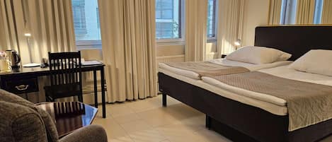 Standardrum - 1 kingsize-säng - icke-rökare - bastu | Allergitestade sängkläder, minibar, skrivbord och arbetsyta för laptop