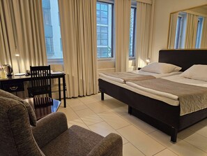 A hotel room with a bed, a desk, a chair, and a sofa. - Best Western Hotel Apollo (Oulu)